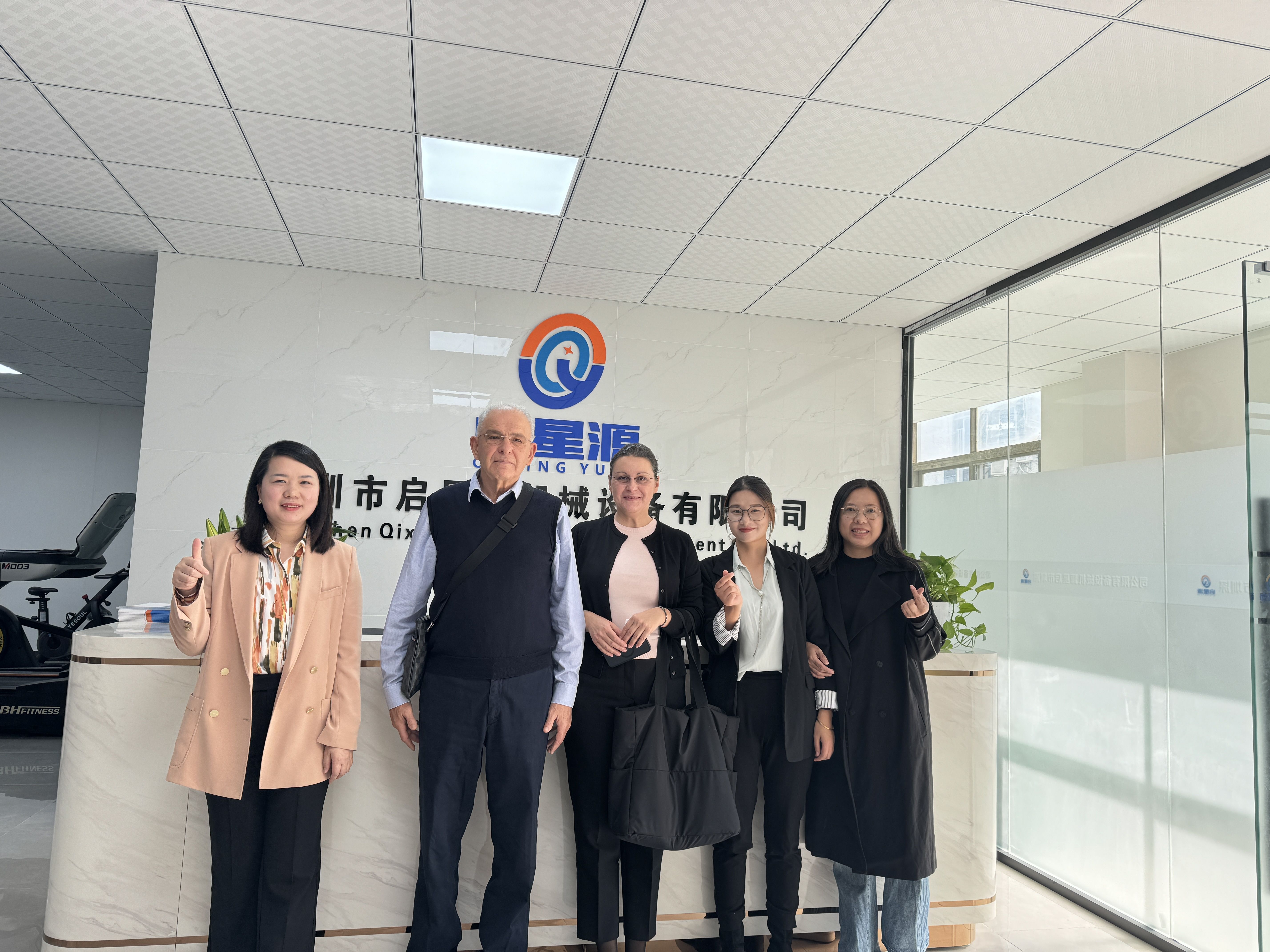 Välkommen till Warmy Welcome Mr.Savo och Mrs.irena för att besöka Shenzhen Qixingyuan Machinery Equipment Co., Ltd. Återigen